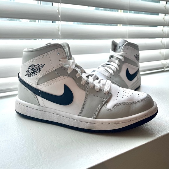 Air Jordan 1 Mid “Grey Fog” US Women Size 6.5 - Picture 5 of 7